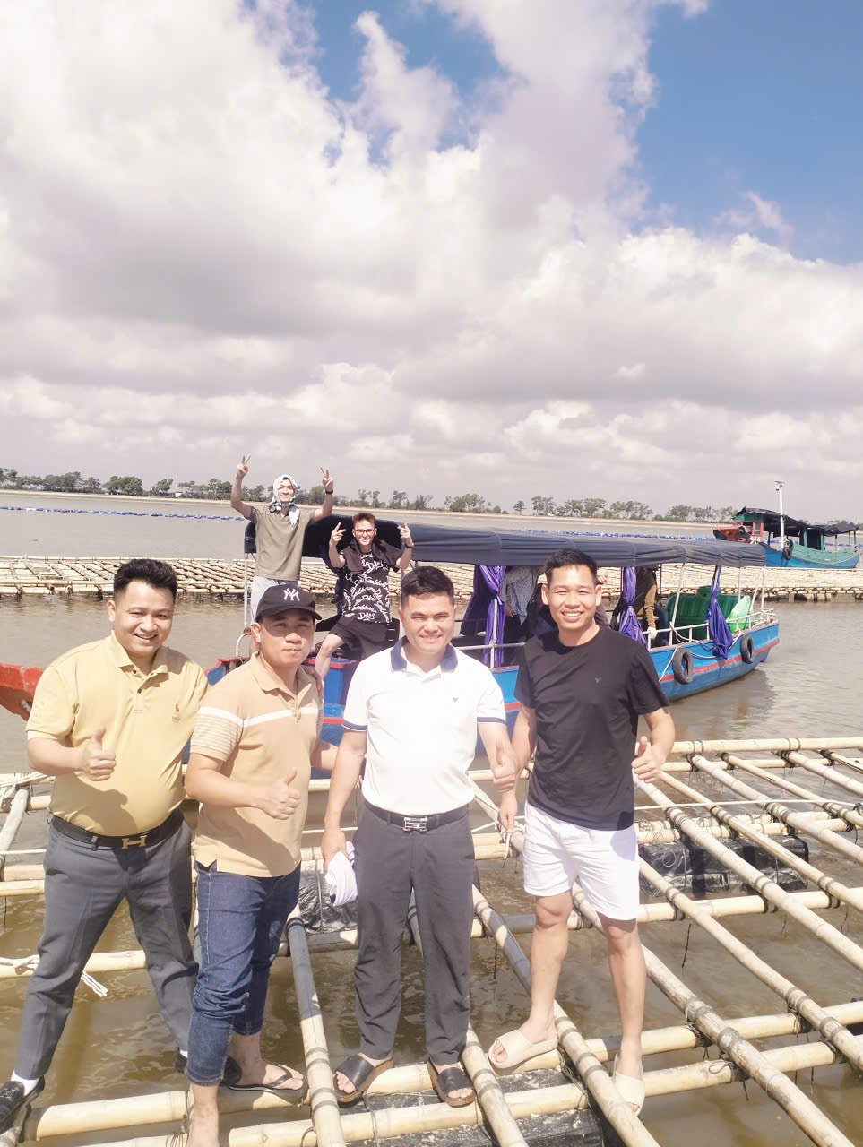 Các đối tác tham quan mô hình đầu tư trang trại biển nuôi hàu đại dương